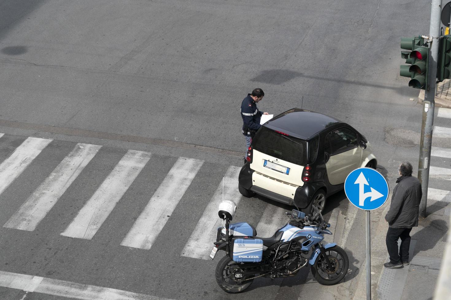 Genova, Italia - aprile 13 2020 - polizia controllo durante coronavirus covid quarentine foto