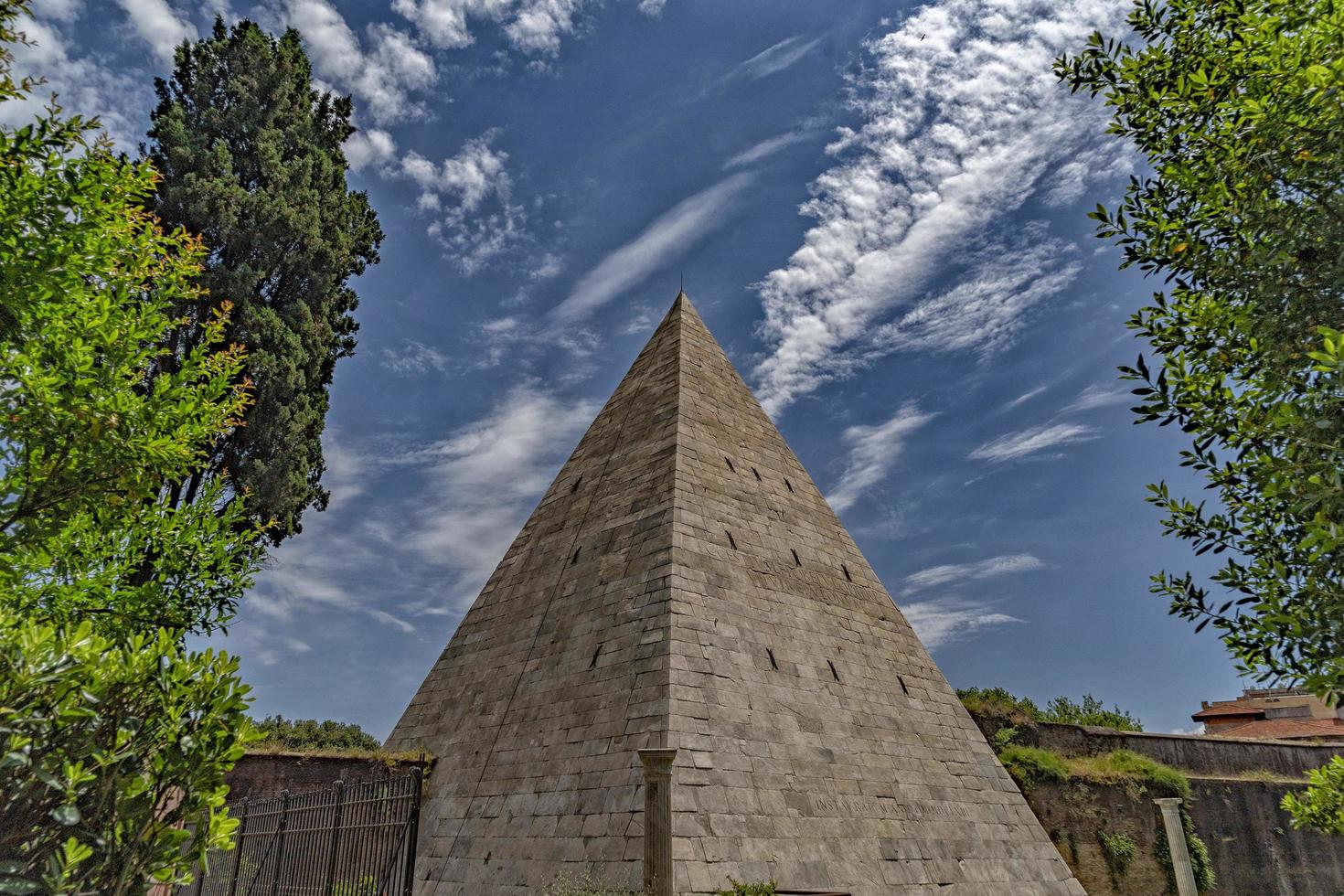 Roma, Italia - giugno 8 2018 - piramide di cestio foto