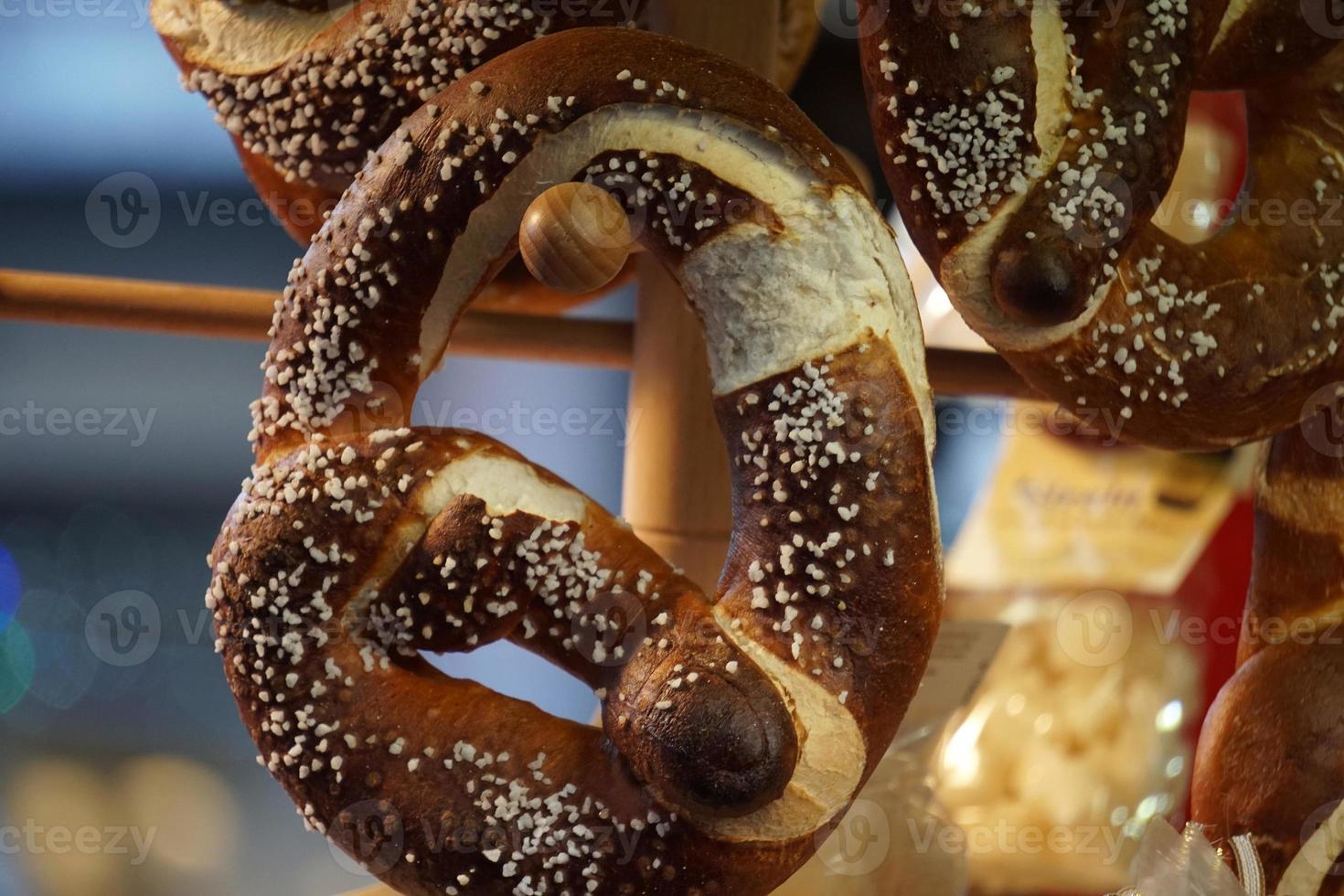 Brezel per vendita a strada mercato foto