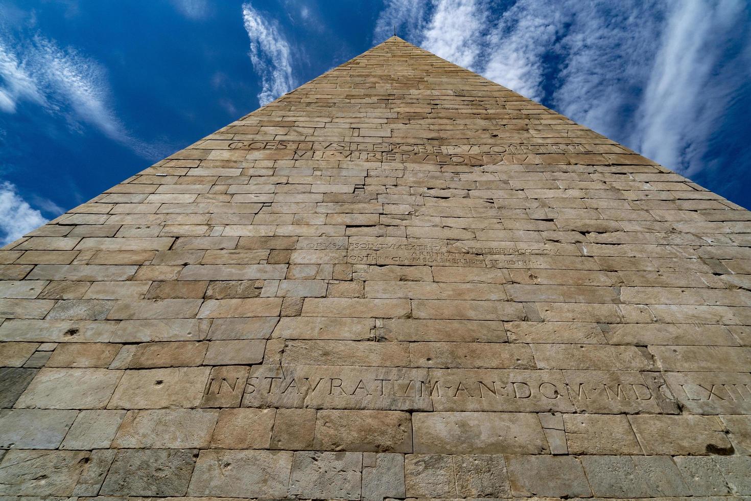 Roma, Italia - giugno 8 2018 - piramide di cestio foto