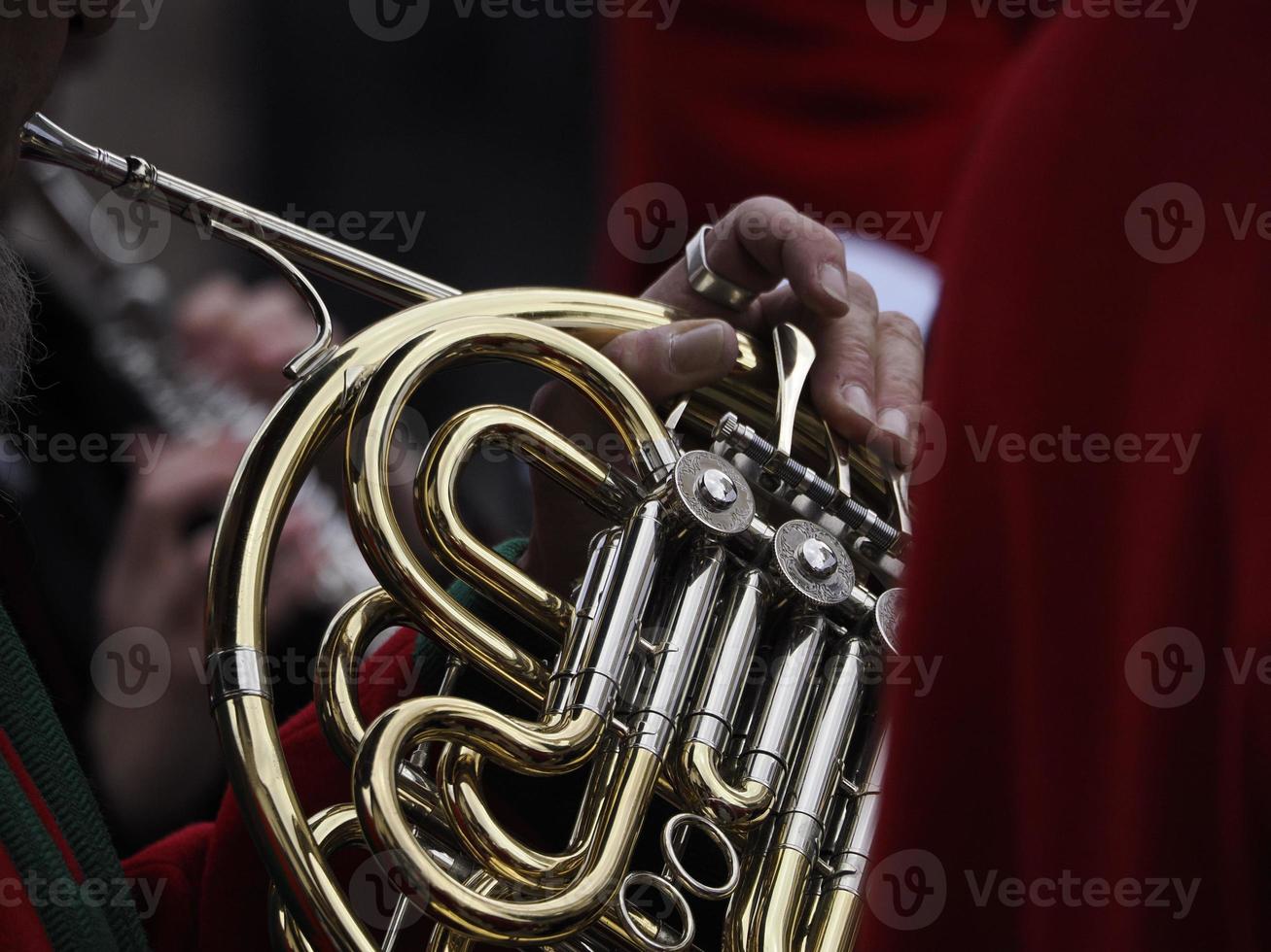 mani giocando basso tuba dettaglio foto