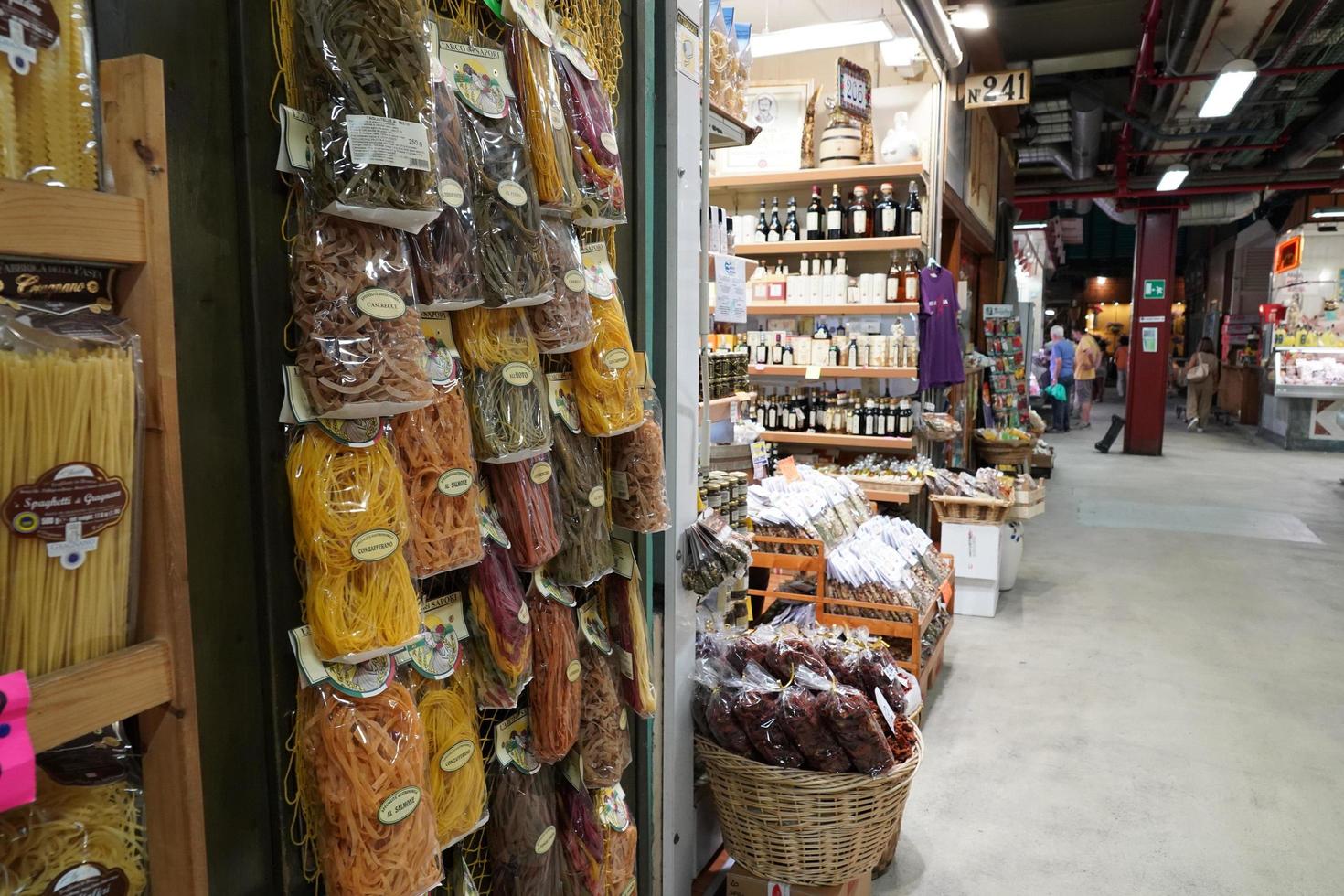 Firenze, Italia - settembre 1 2018 - persone acquisto a vecchio città mercato foto