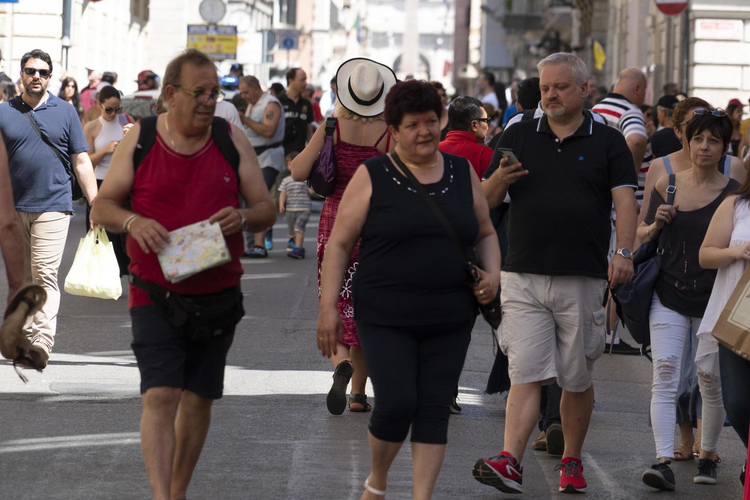 Roma, Italia - giugno 16 2019 - attraverso del corso affollato di turista foto