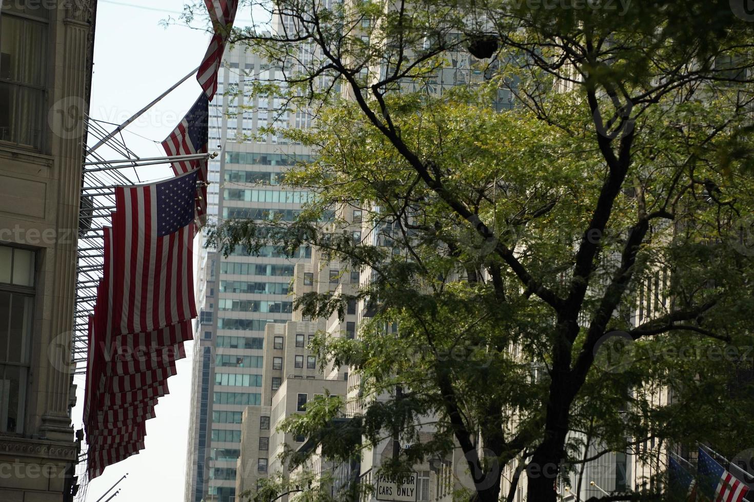 americano bandiere nel 5 ° viale nuovo York città foto