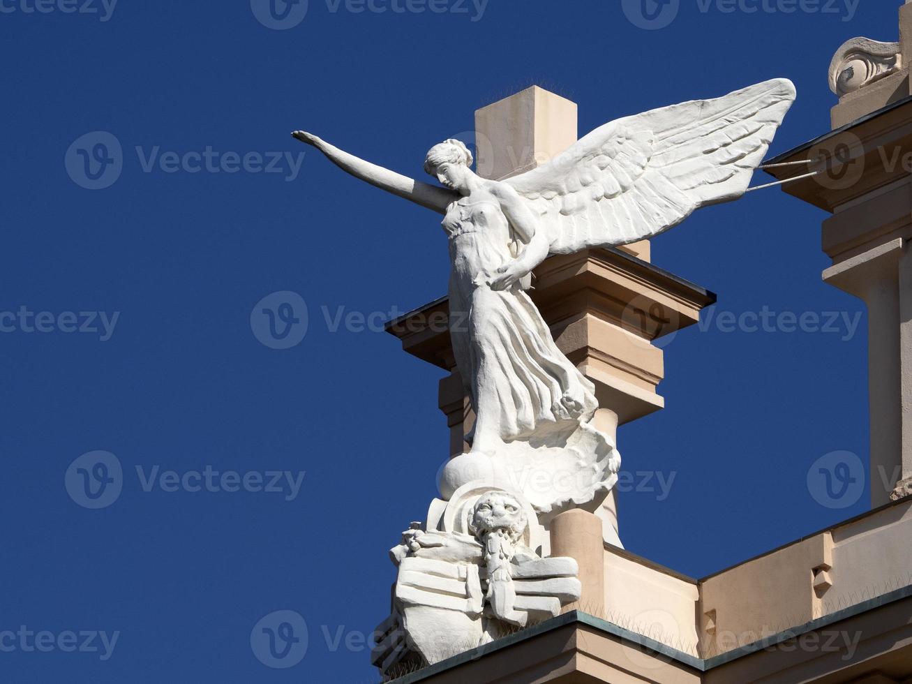 vittoria fascismo angelo statua su il superiore di vecchio edificio foto