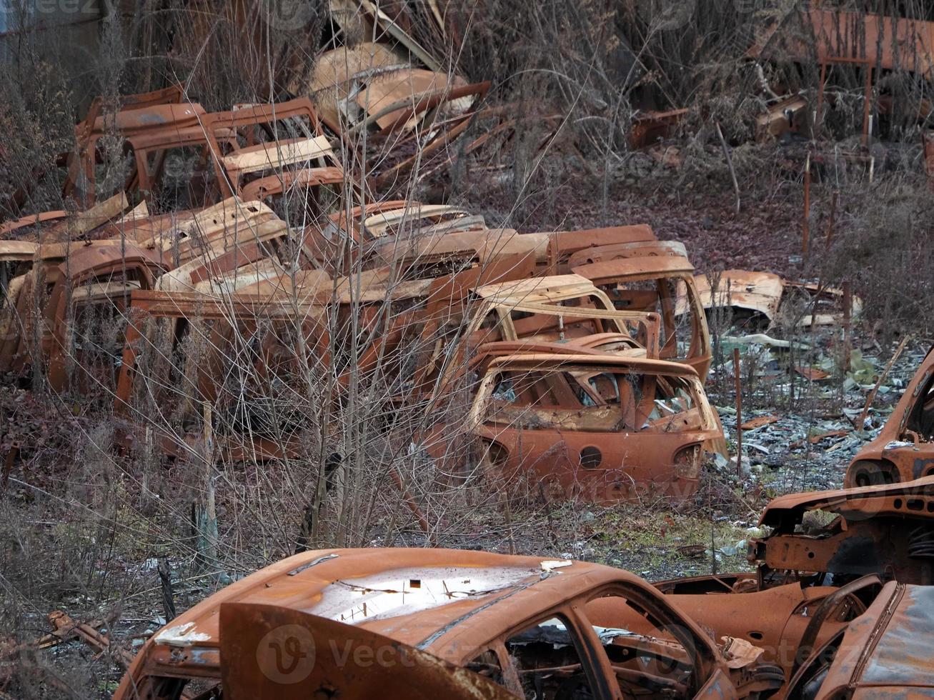 discarica vecchio arrugginito auto campo foto