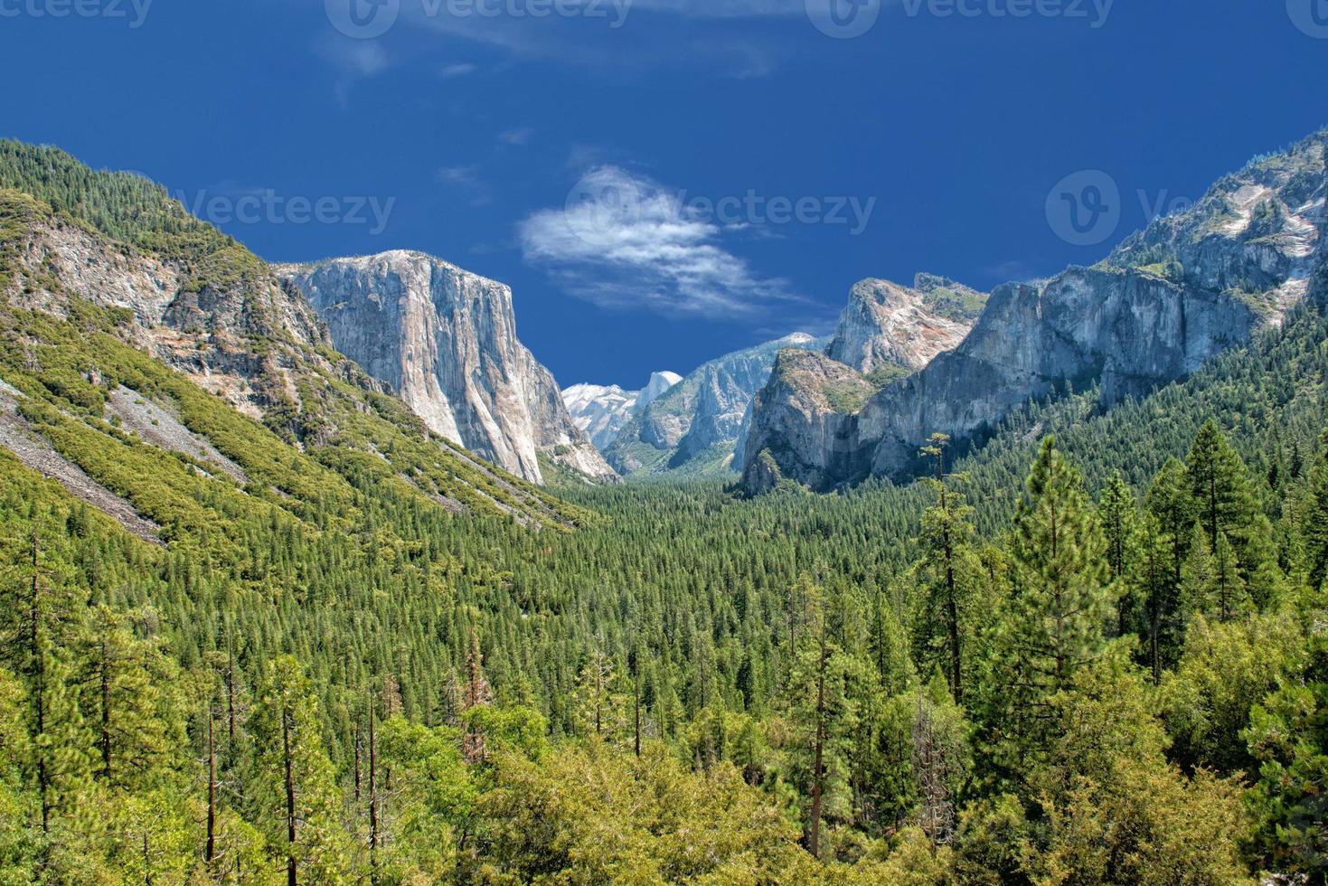 soleggiato Visualizza di Yosemite valle nazionale parco foto