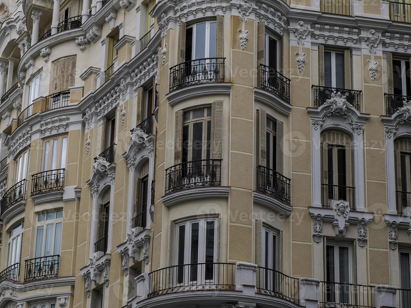 Madrid Spagna nonna attraverso edificio foto