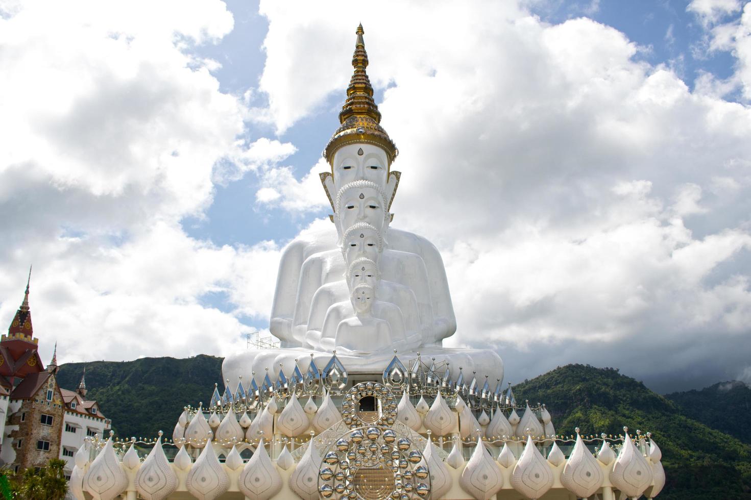 statue di buddha davanti al cielo in wat phra thart pha kaew foto