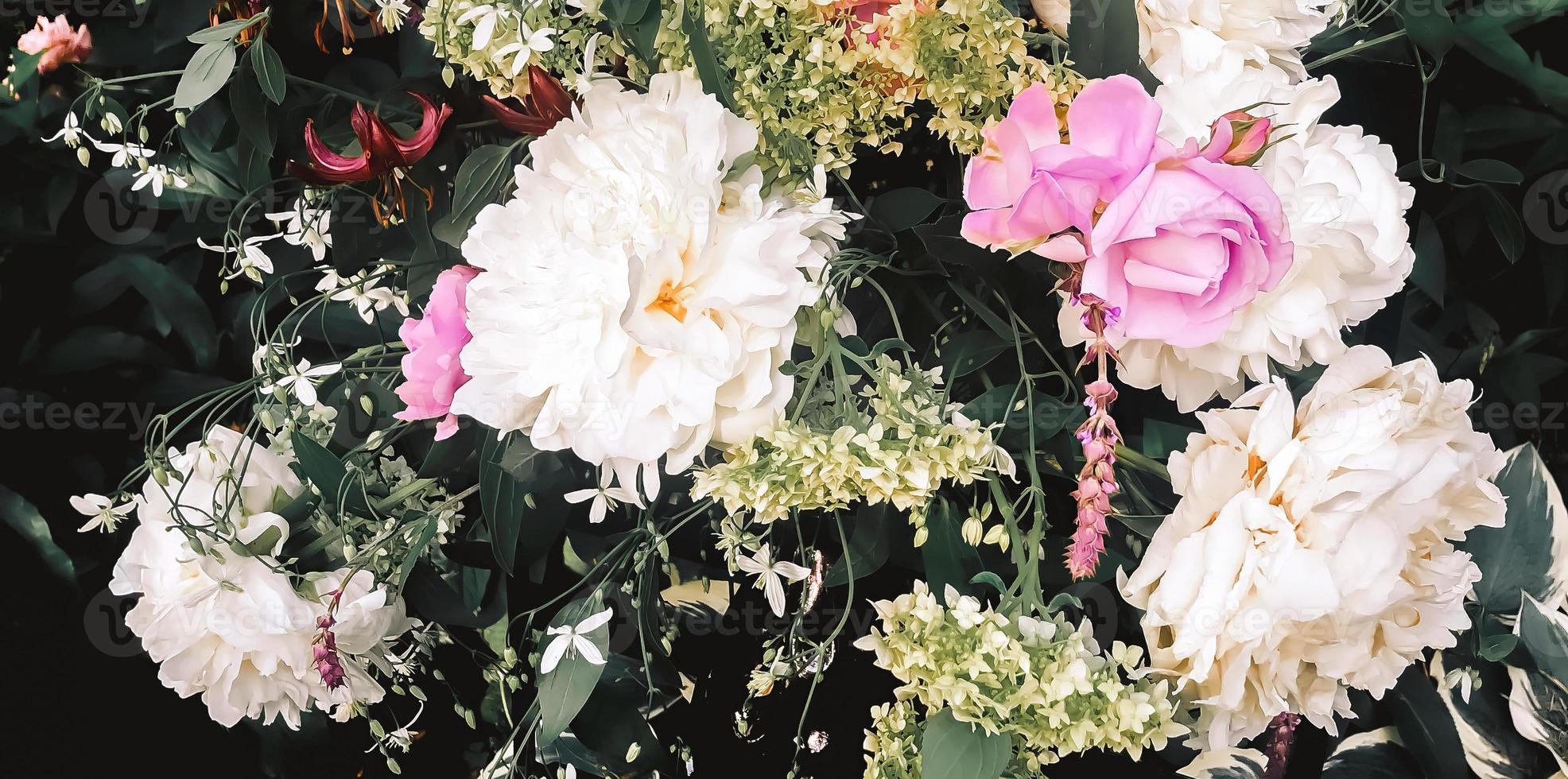 mazzo con peonie, Rose, ortensia e giglio nel il giardino foto