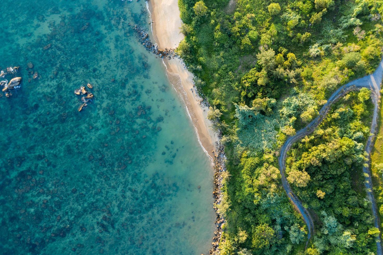 vista a volo d'uccello della spiaggia foto