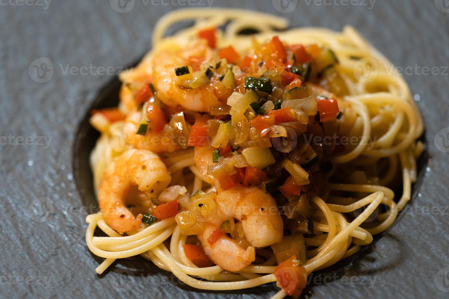 spaghetti alla busara pasta con gamberetti un italien specialità foto
