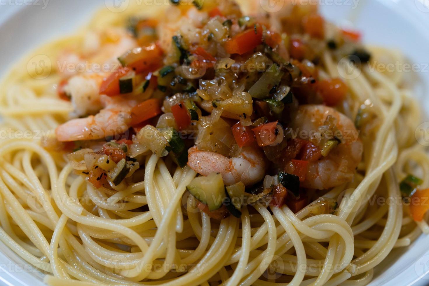 spaghetti alla busara pasta con gamberetti un italien specialità foto