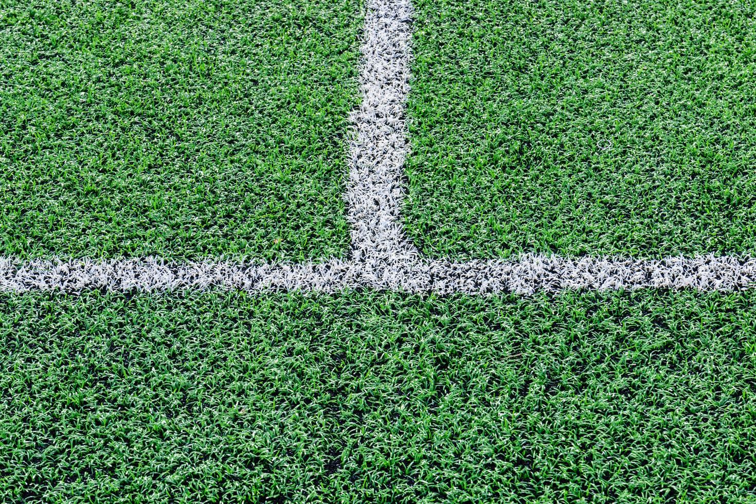 primo piano del campo in erba artificiale foto