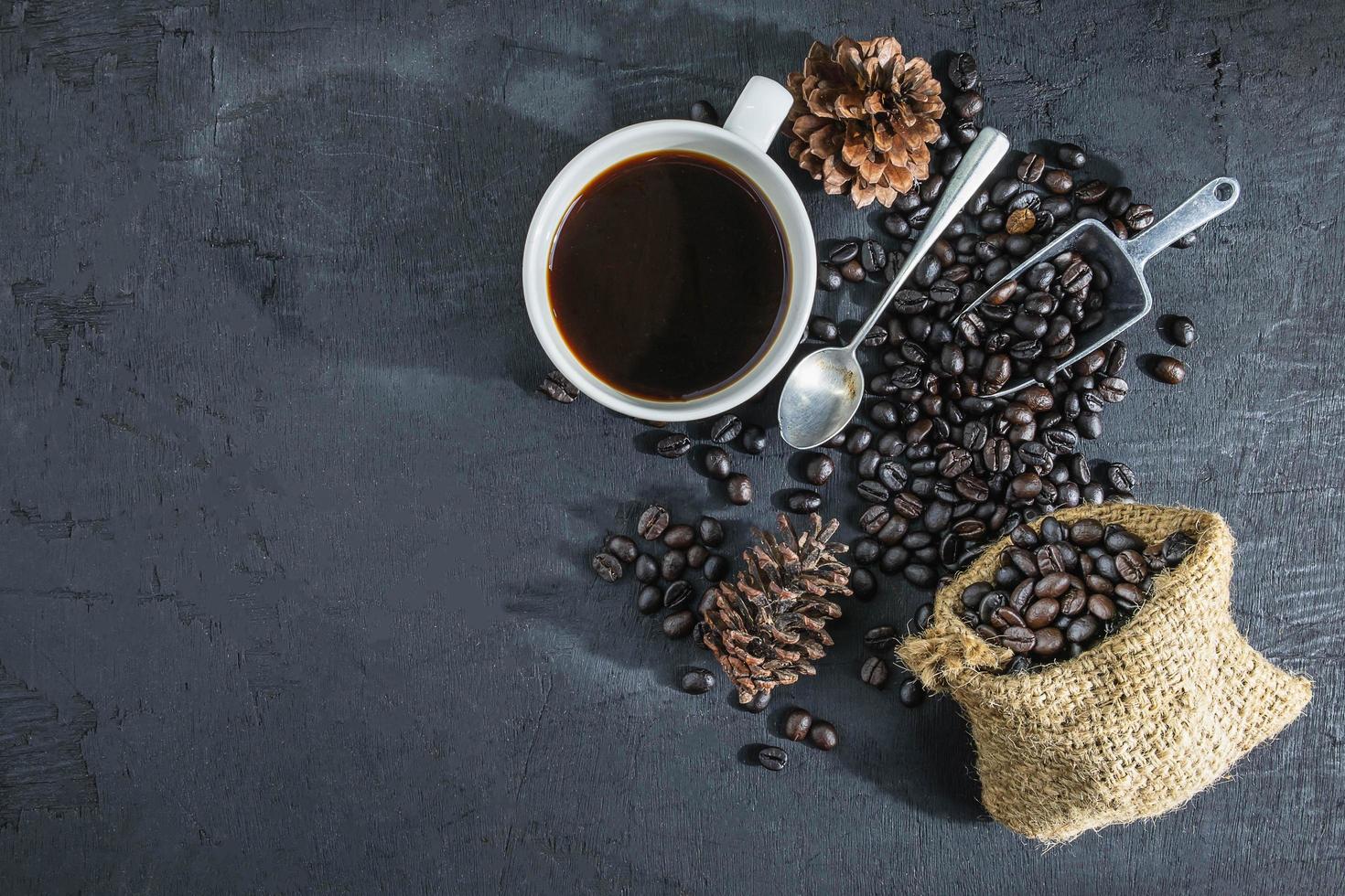 tazza di caffè e chicchi di caffè foto