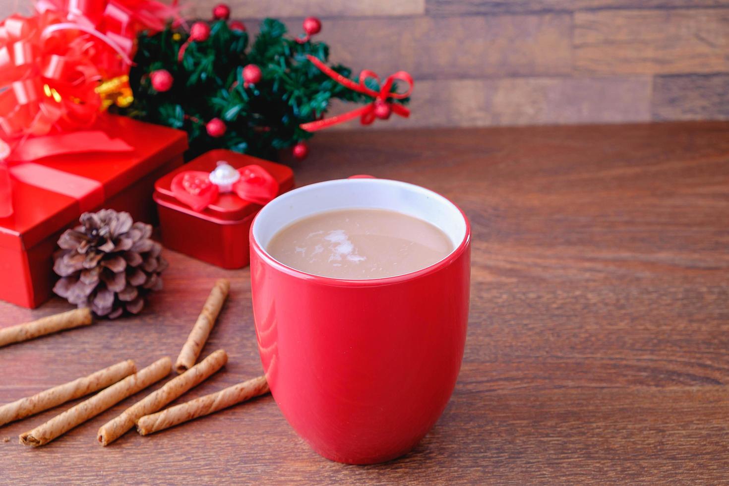 cioccolata calda con bastoncini di cannella foto