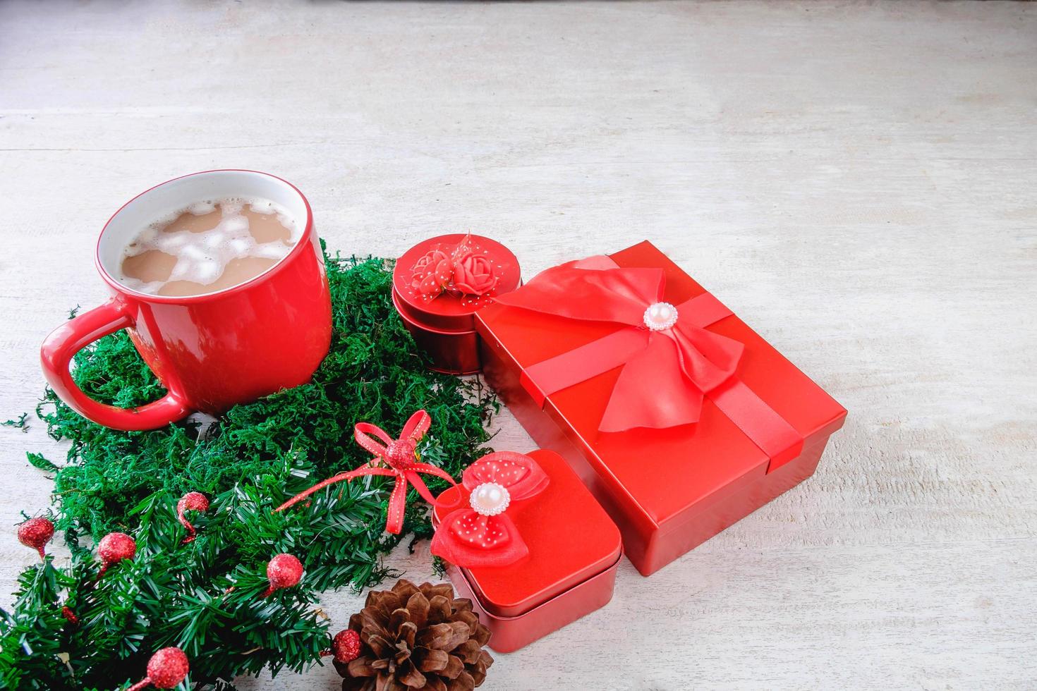 tazza di cacao al cioccolato rosso e scatole regalo rosse foto