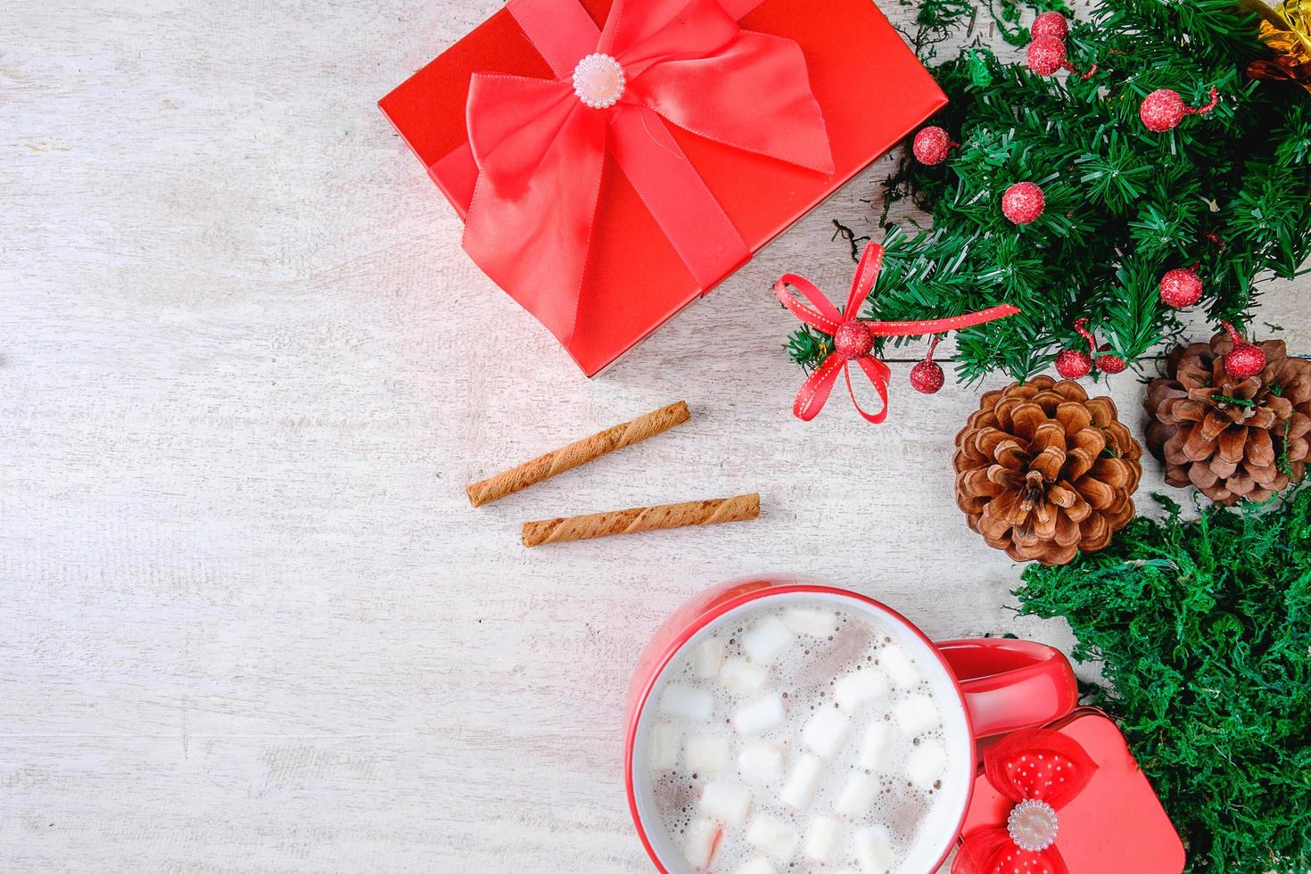 tazza di cacao al cioccolato rosso e confezione regalo rossa foto