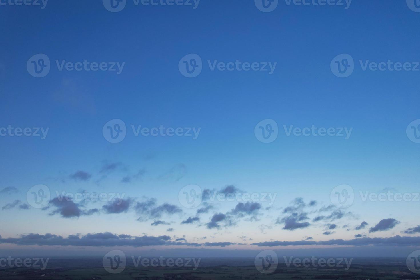 bellissimo nuvole durante tramonto al di sopra di città foto