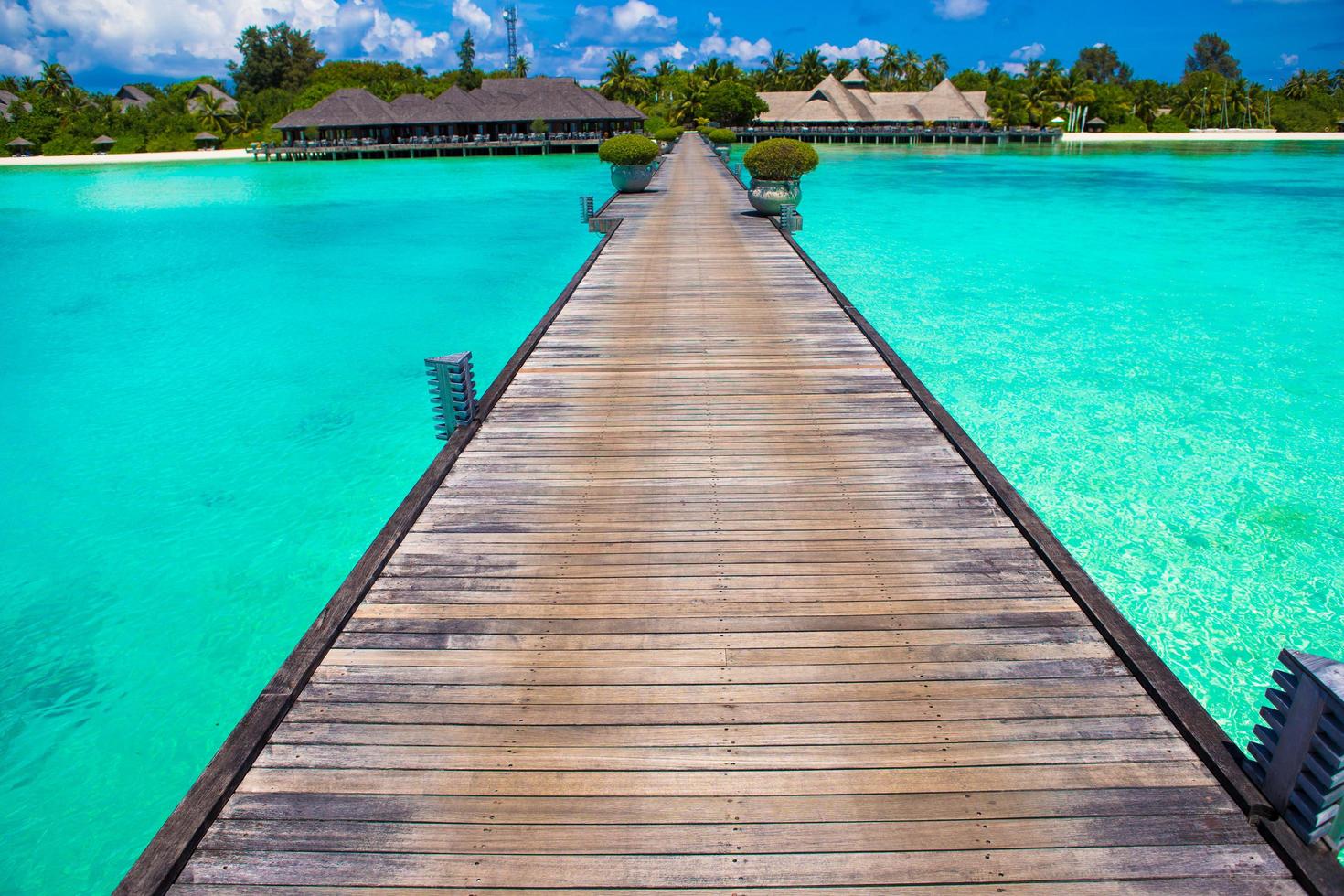 maldive, asia meridionale, 2020 - molo vuoto in un resort tropicale foto