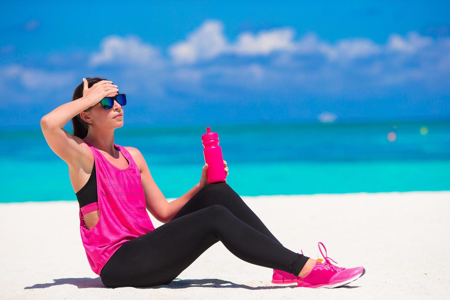 donna sulla spiaggia bianca tropicale in abiti sportivi foto