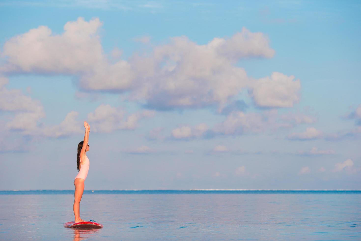 donna in piedi su un paddleboard foto