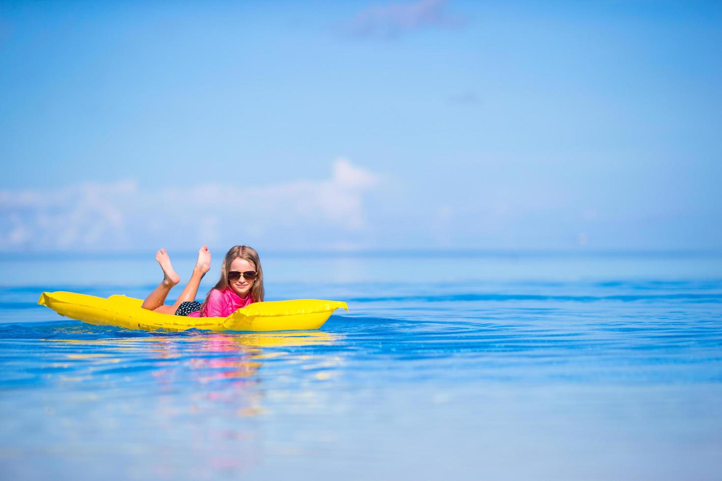 ragazza posa su un galleggiante in acqua foto