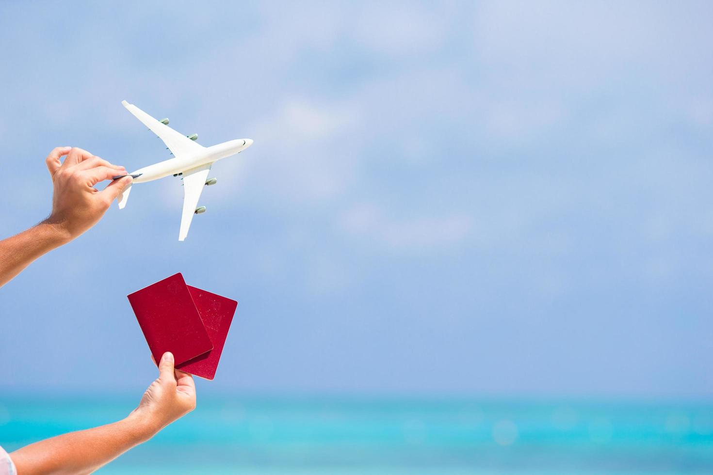 primo piano di passaporti e un aeroplano bianco foto