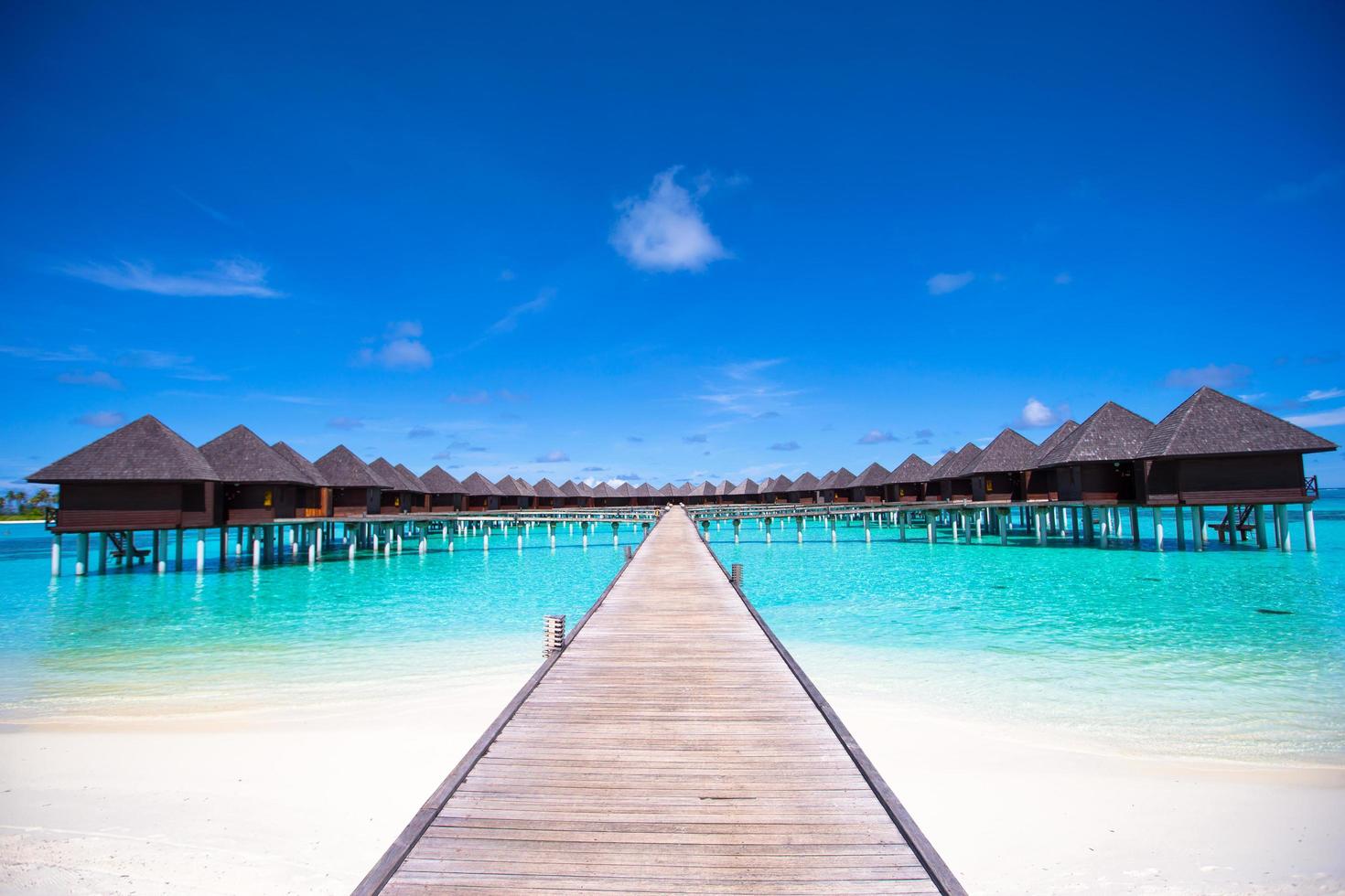 maldive, asia meridionale, 2020 - bungalow sull'acqua e pontile in legno foto