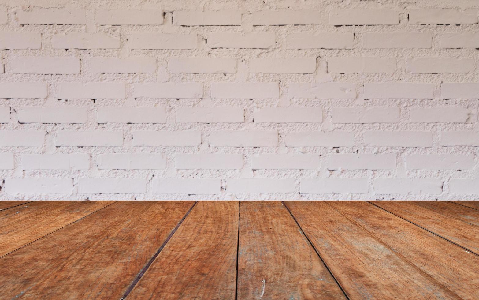 piano del tavolo in legno con muro di mattoni foto