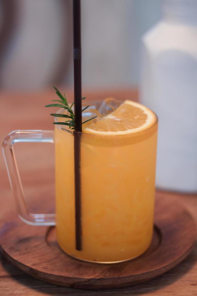 primo piano del cocktail arancione foto