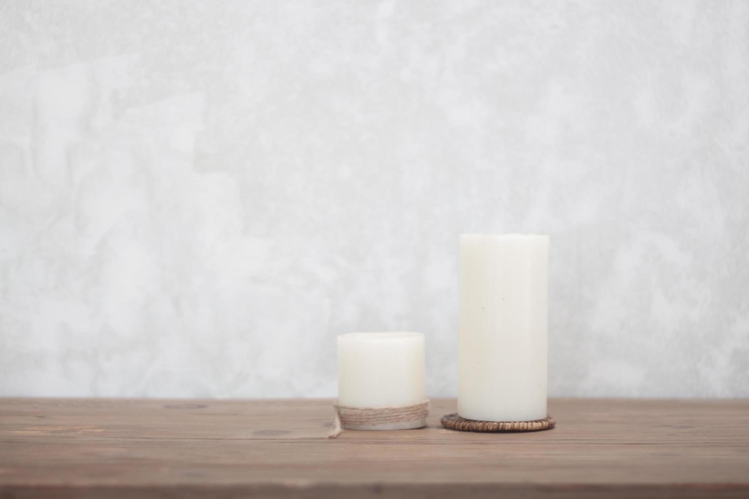 due candele sul tavolo di legno foto
