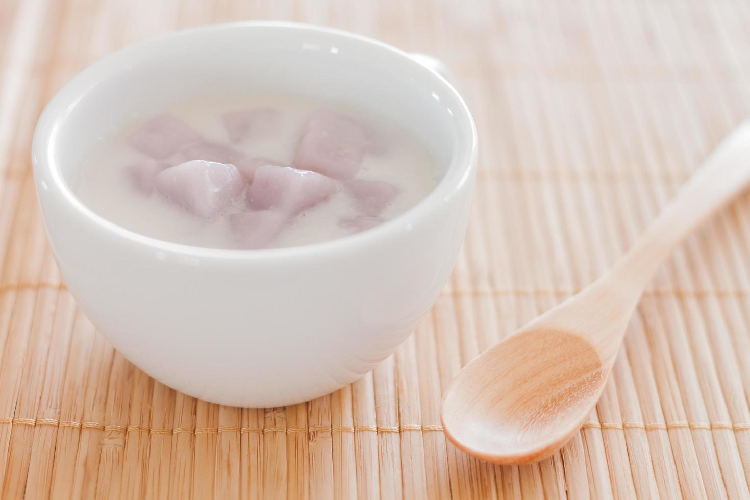 dolce tailandese con farina di taro e latte di cocco foto