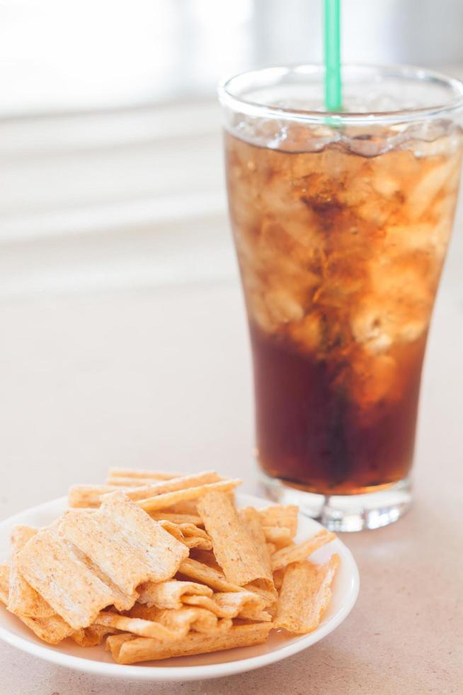 spuntino con un bicchiere di cola foto