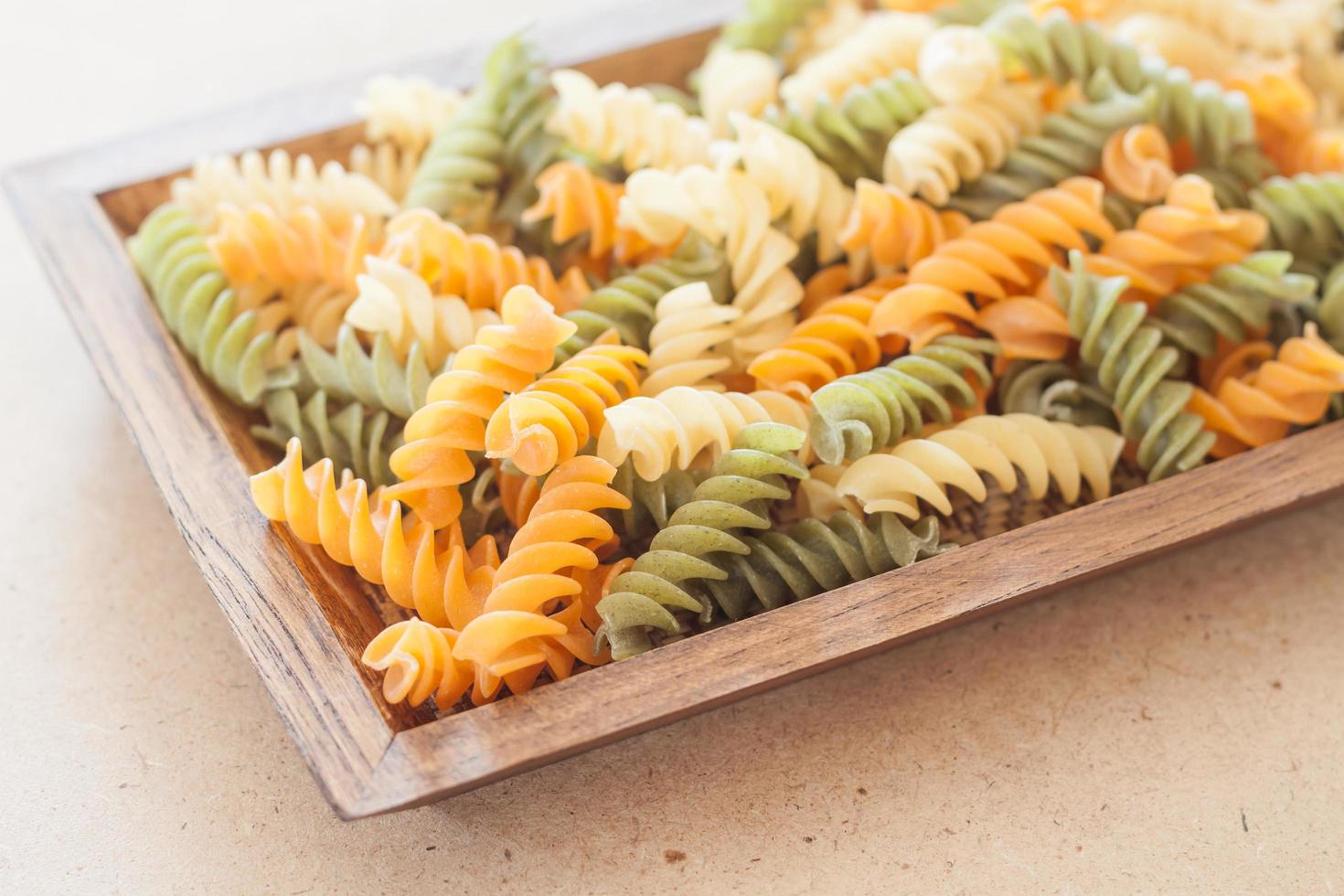 pasta su un vassoio di legno foto