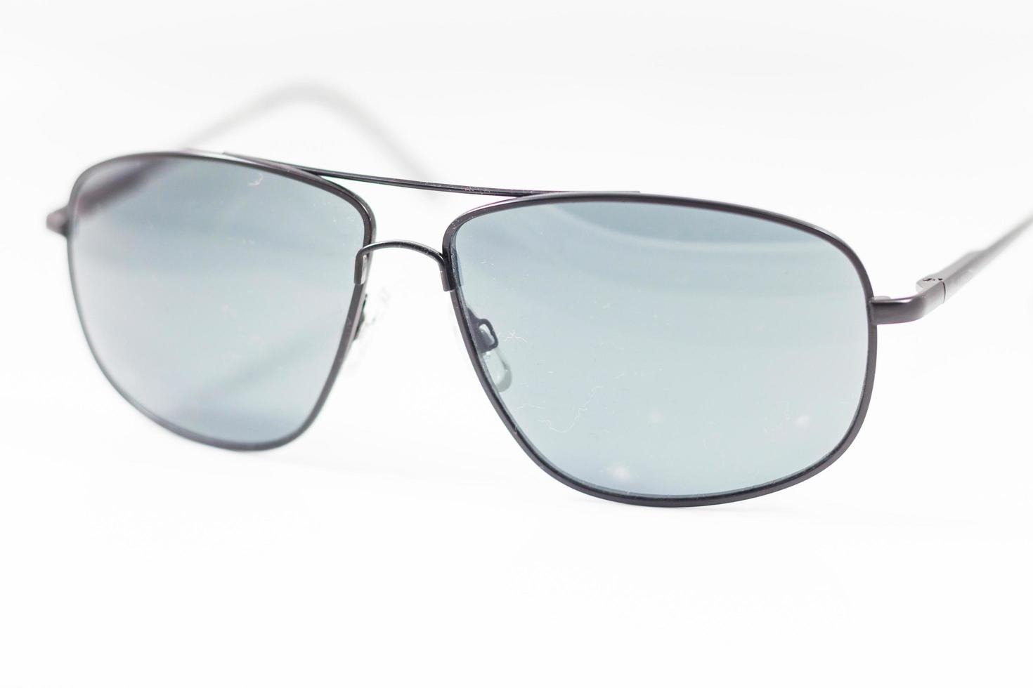 paio di occhiali da sole su uno sfondo bianco foto