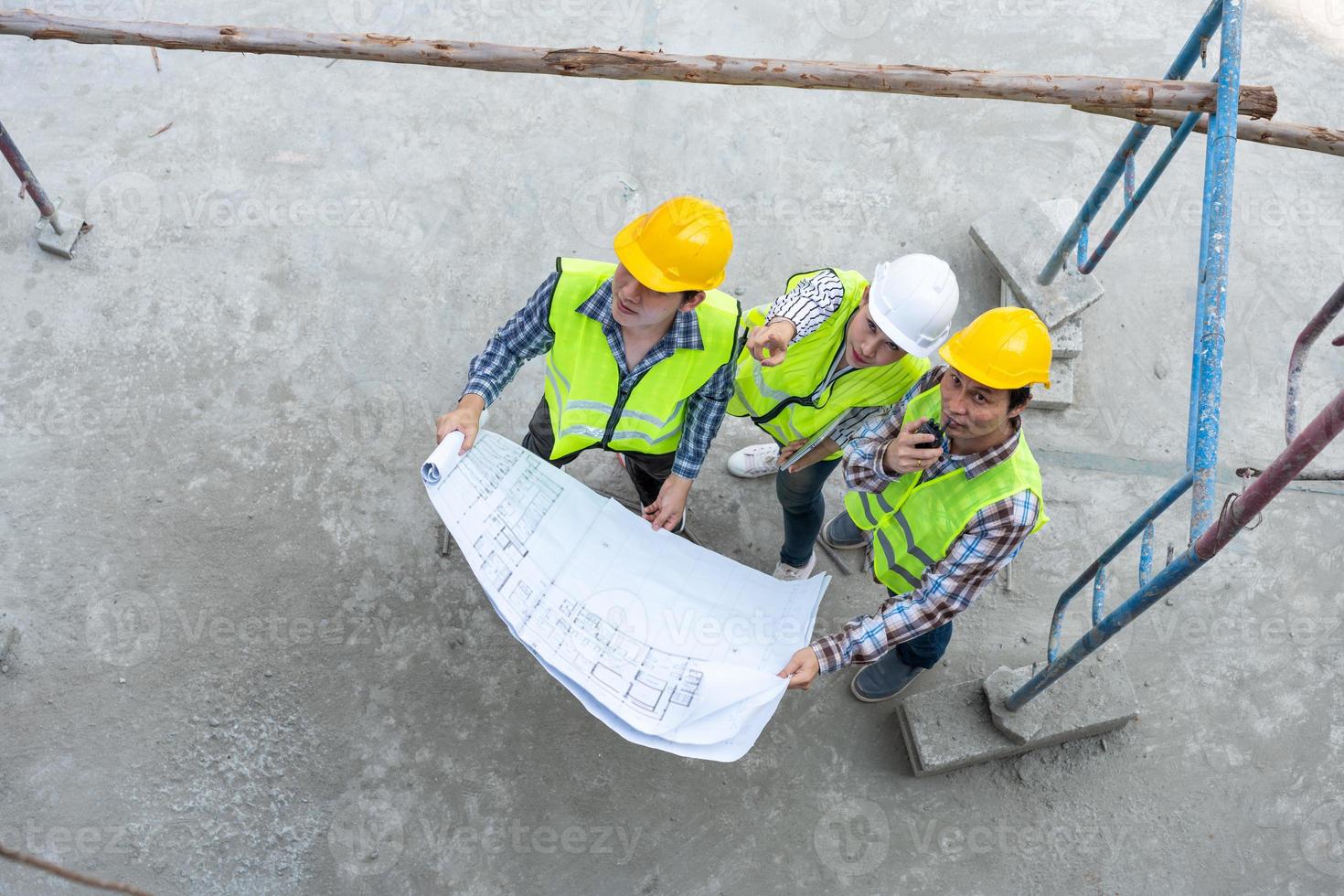 superiore Visualizza di asiatico ingegnere o giovane femmina architetto mettere su un' casco per sicurezza e parlare con un' contraente su un' costruzione edificio fabbrica progetto, concetto di lavoro di squadra, comando concetto. foto