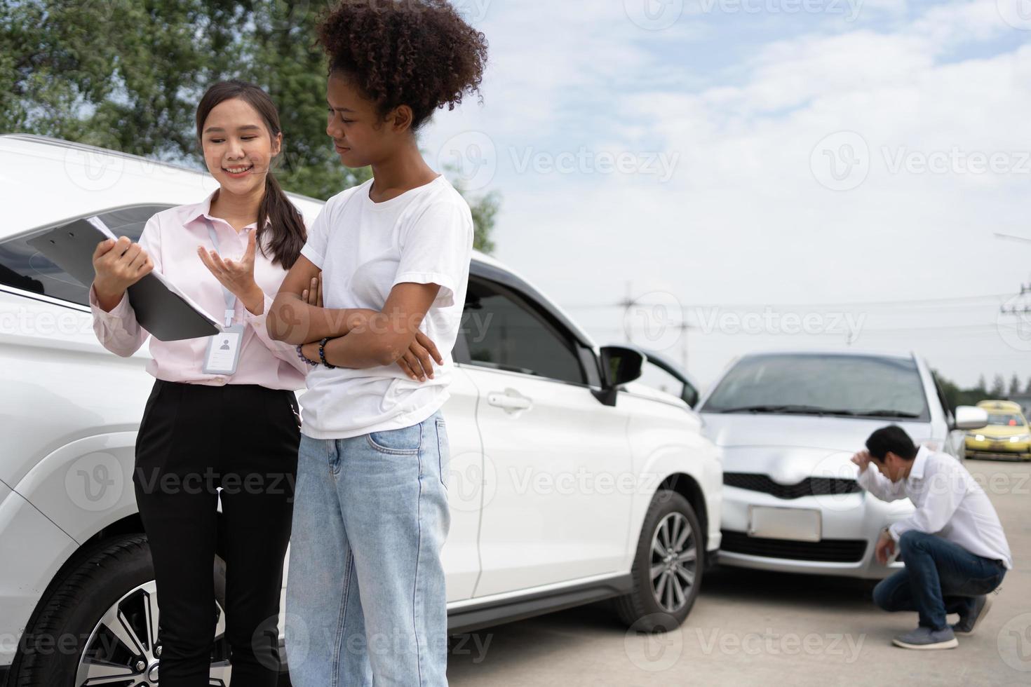 donne autisti parlare per assicurazione agente per l'esame danneggiato auto e cliente controlli su il rapporto Richiesta modulo dopo un incidente. concetto di assicurazione, consigli auto riparazione negozio e auto traffico incidenti. foto