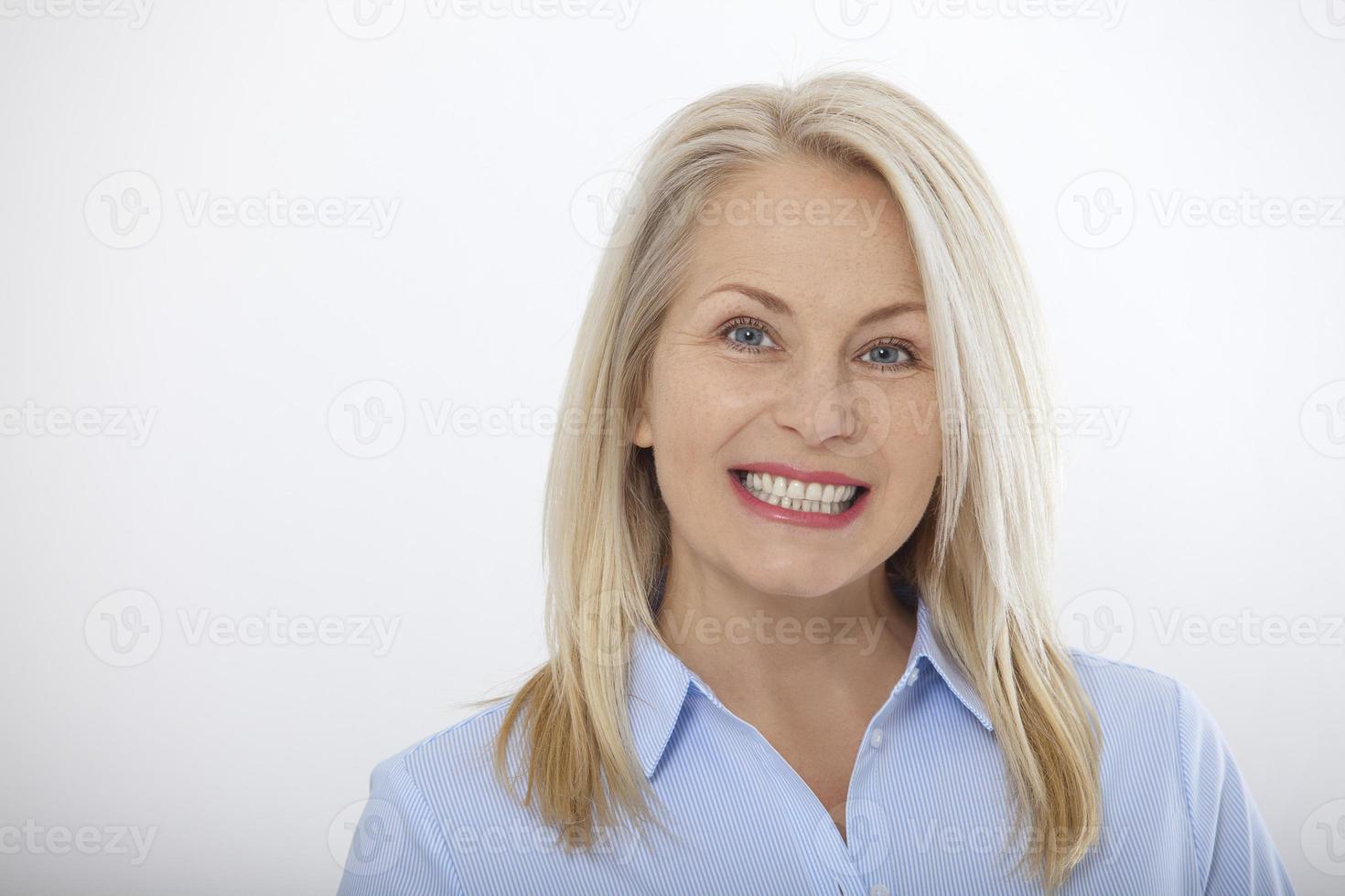 attività commerciale donna isolato su bianca. contento bella donne foto