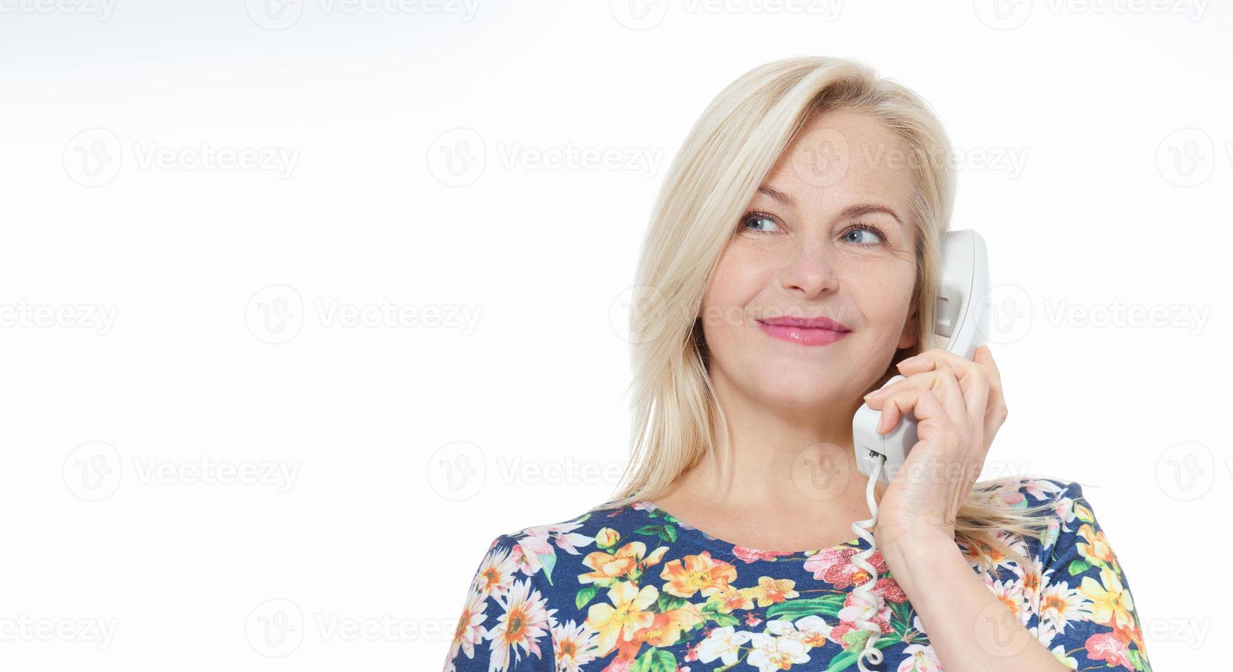 donna nel blu vestito emotivamente parla su il Telefono isolato su bianca sfondo foto