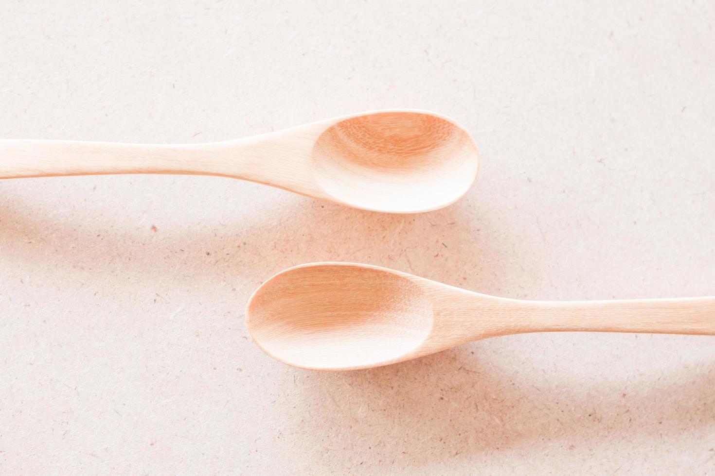 cucchiai di legno su uno sfondo bianco foto