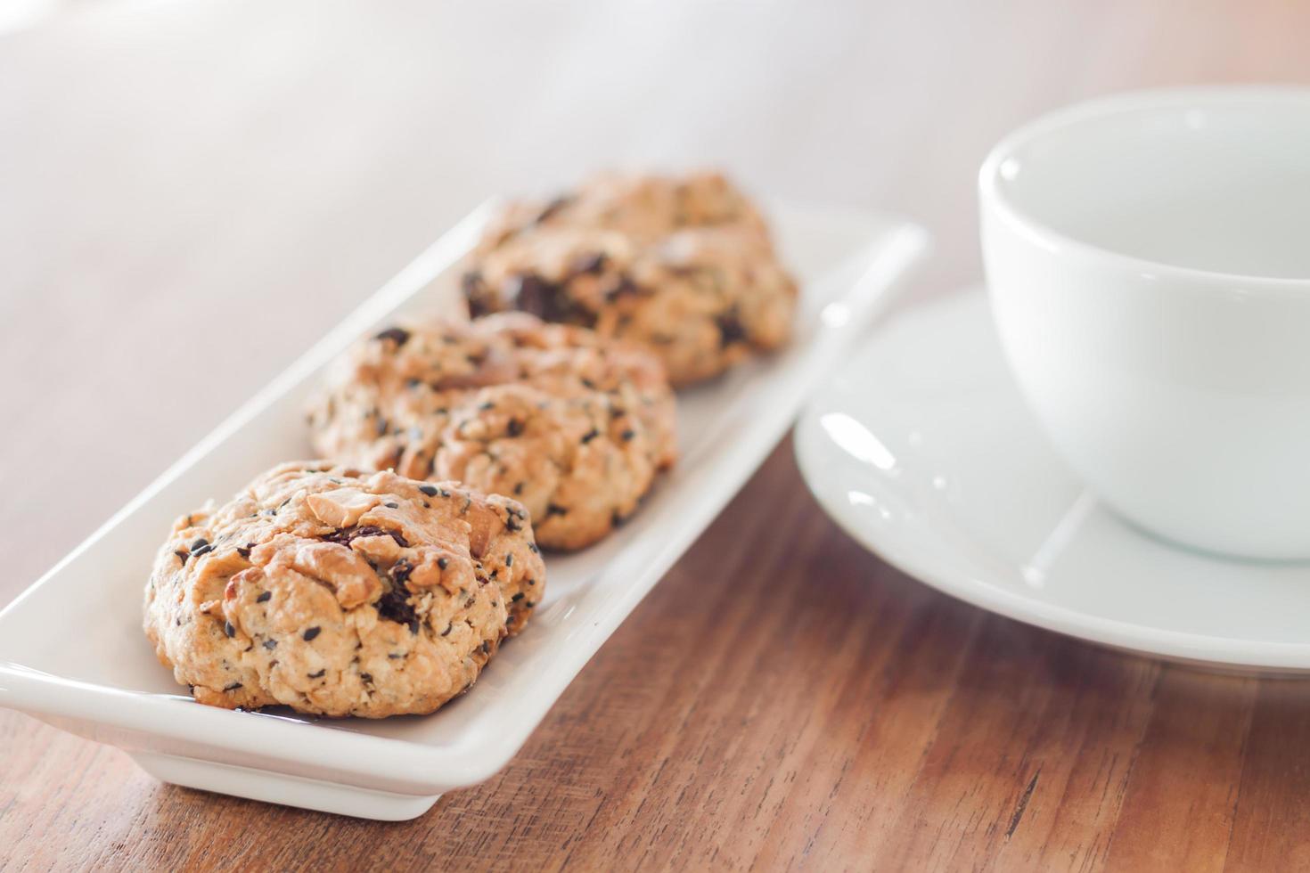 biscotti alle noci misti con una tazza di caffè foto