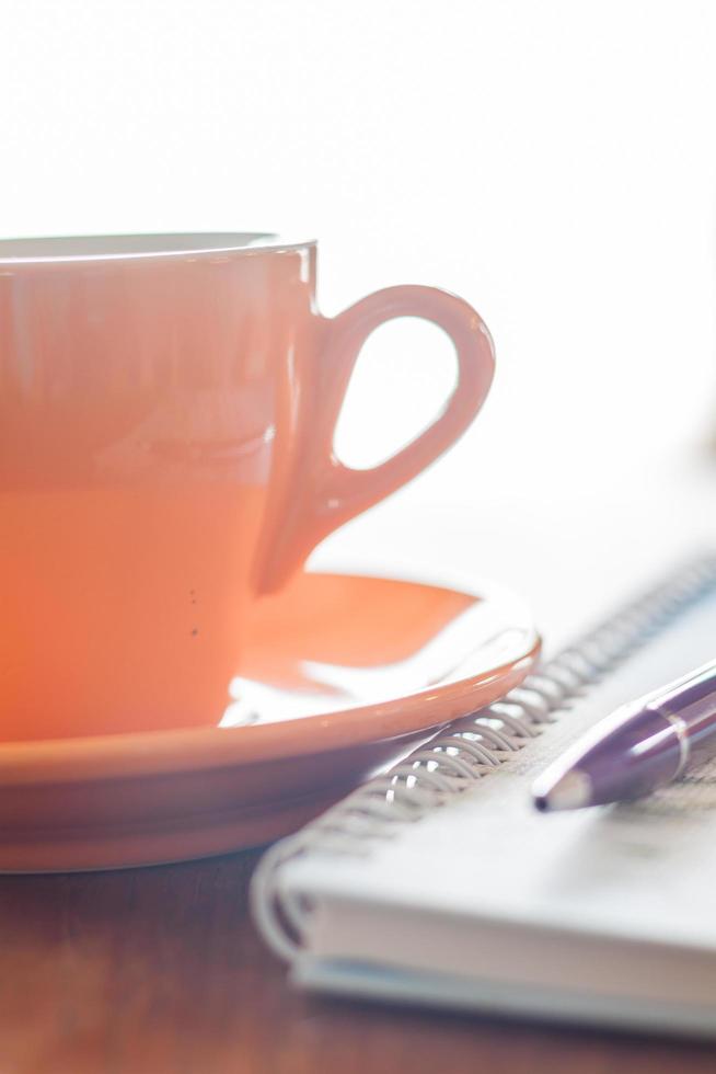 primo piano di forniture per ufficio e una tazza di caffè foto