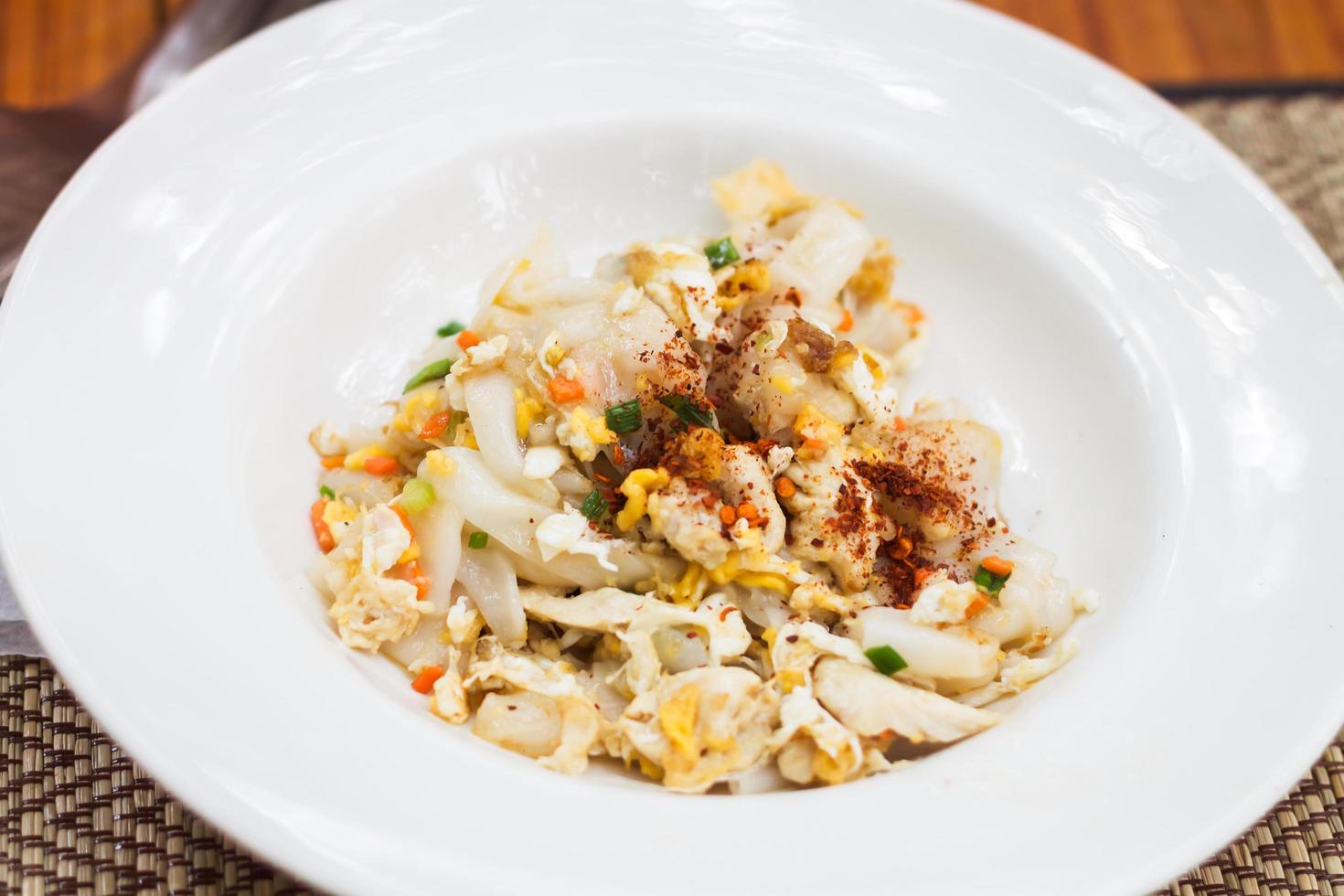 primo piano di tagliatelle fritte con gamberetti foto