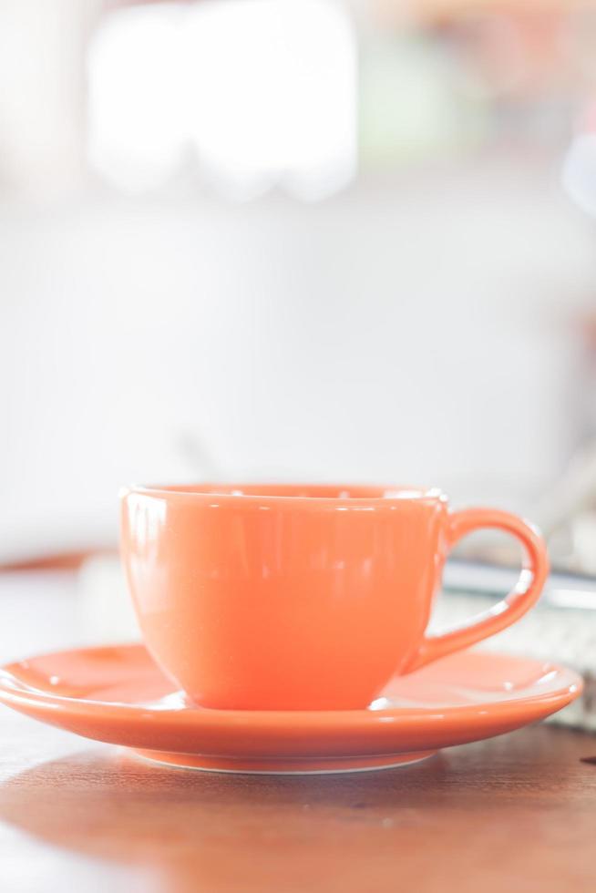 mini tazza di caffè arancione in una caffetteria foto