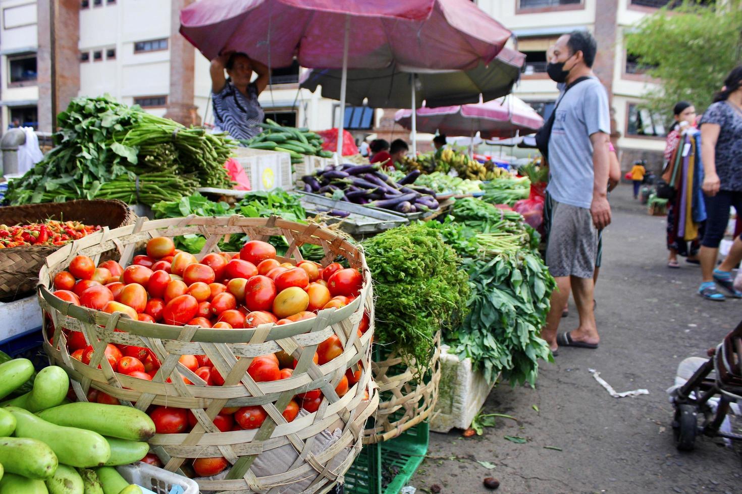 badung, bali - gennaio 13 2023 foto di vario tipi di fresco verde verdure e fresco frutta nel il kumbasari badung tradizionale mercato