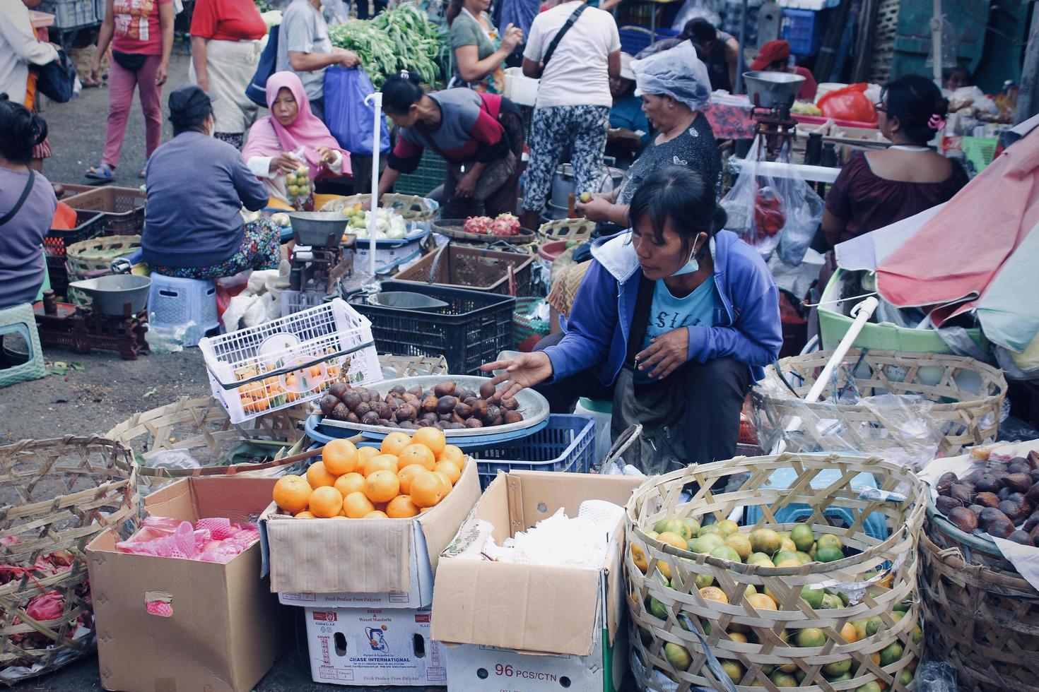 badung bali gennaio 13 2023 foto di un' venditore in attesa per qualcuno per acquistare il suo merci a pasar kumbasari badung