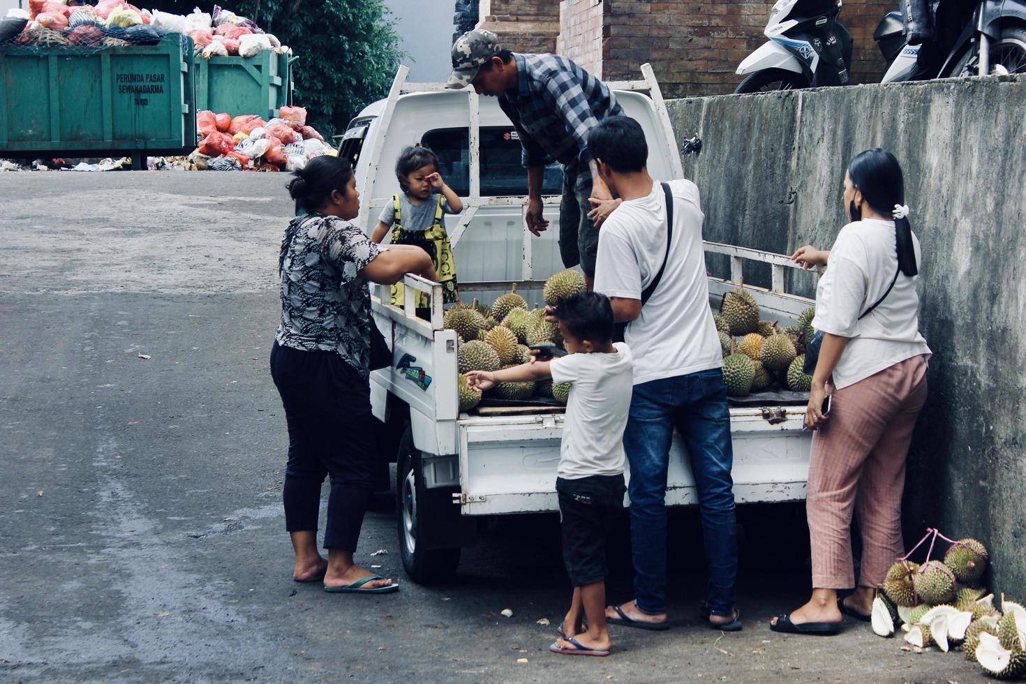 badung, bali - gennaio 13 2023 voi può vedere il attività di un' durian venditore vendita durian frutta per il suo acquisto a il mercato foto