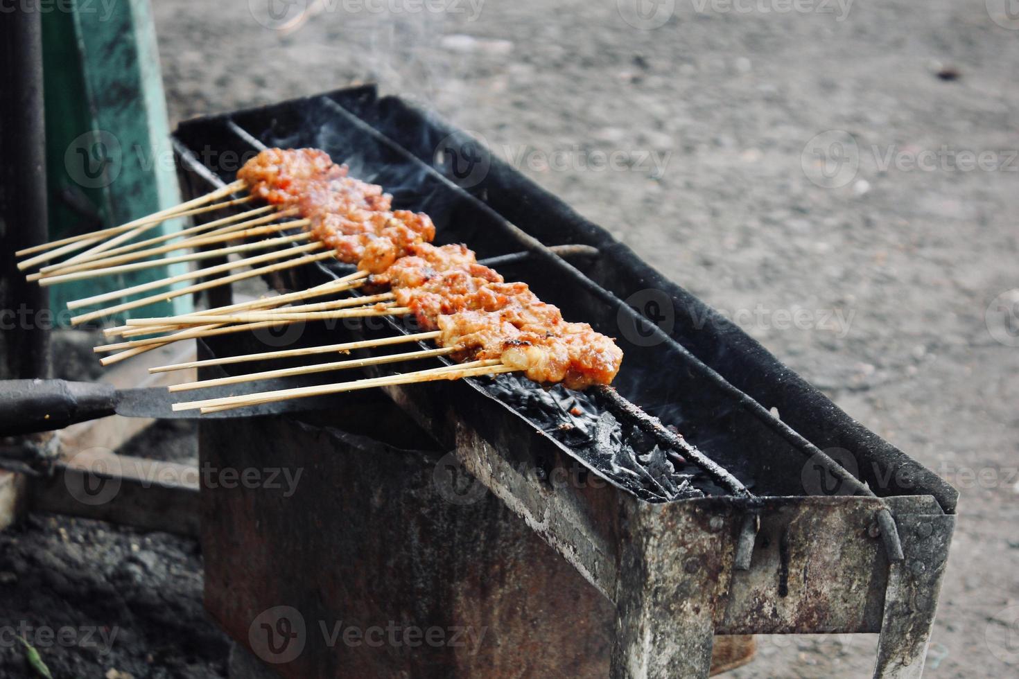 foto di un' satay essere grigliato su un' griglia nel un' mercato la zona nel bali.
