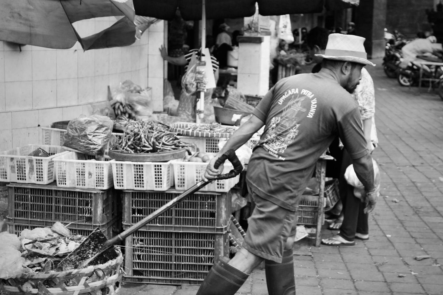 badung, bali - gennaio 13 2023 nero e bianca foto di un' venditore transazioni con un' acquirente a il badung kumbasari mercato